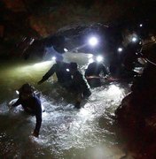 Mergulhadores buscam adolescentes perdidos em caverna inundada na Tailândia