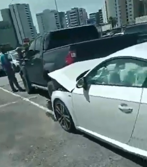 [Vídeo] Condutor de Audi colide em carro estacionado em shopping de Maceió