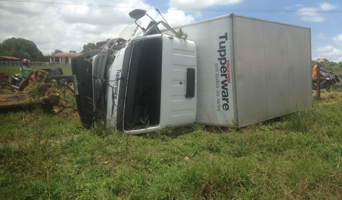 Motorista perde controle de caminhão e tomba no bairro Canafístula