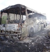 Moradores ateiam fogo em terreno baldio e chamas atingem ônibus estacionado
