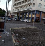 Ato de vandalismo esvazia lixeiras e deixa lixo nas calçadas do Centro Histórico de Penedo