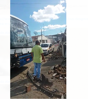 [Vídeo] Ônibus desgovernado atinge muro de residência em São José da Laje