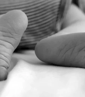 Bebê tem oito embriões retirados do corpo em caso raro na Índia