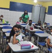 Aulas em Japaratinga iniciam com sistema 100% presencial