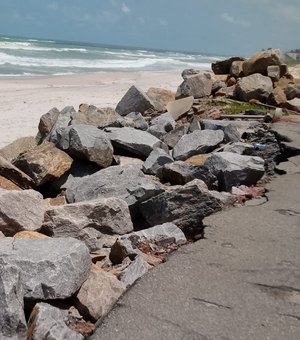 Erosão na praia do Pontal mostra poder da natureza em meio à urbanização