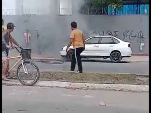 Carro pega fogo na Av. Benedito Bentes em Maceió