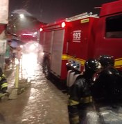 Carro pega fogo na entrada da Ecovia Norte e bombeiros são acionados