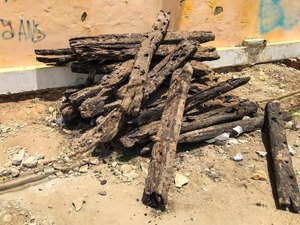 Dormentes de madeira de quase 70 anos são encontradas durante escavação no Centro