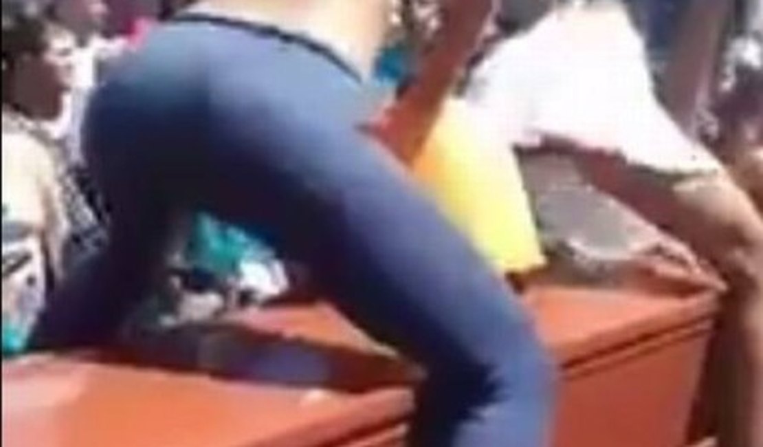 Mulheres dançam 'reggaeton' em cima de caixão em velório, e vídeo viraliza
