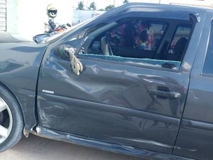 Jovem fica ferido em colisão entre carro e motocicleta