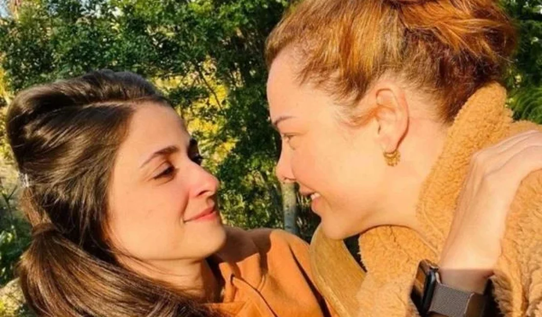 Fernanda Souza assume bissexualidade e publica foto com namorada