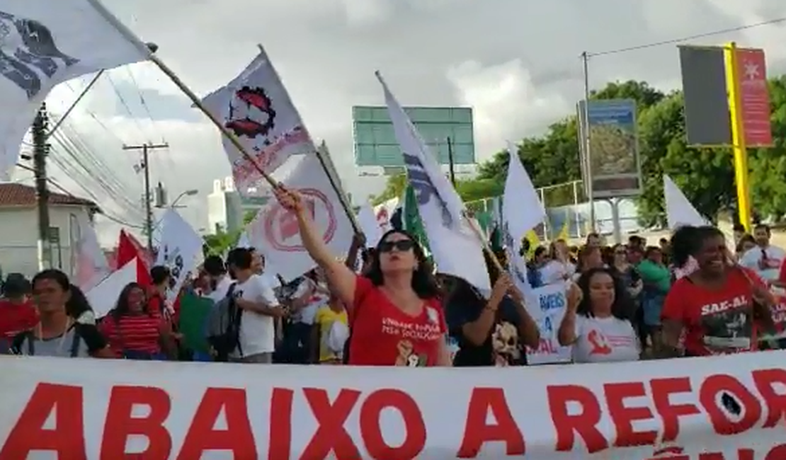 [Vídeo] Ato contra a Reforma da Previdência reúne centenas em Maceió