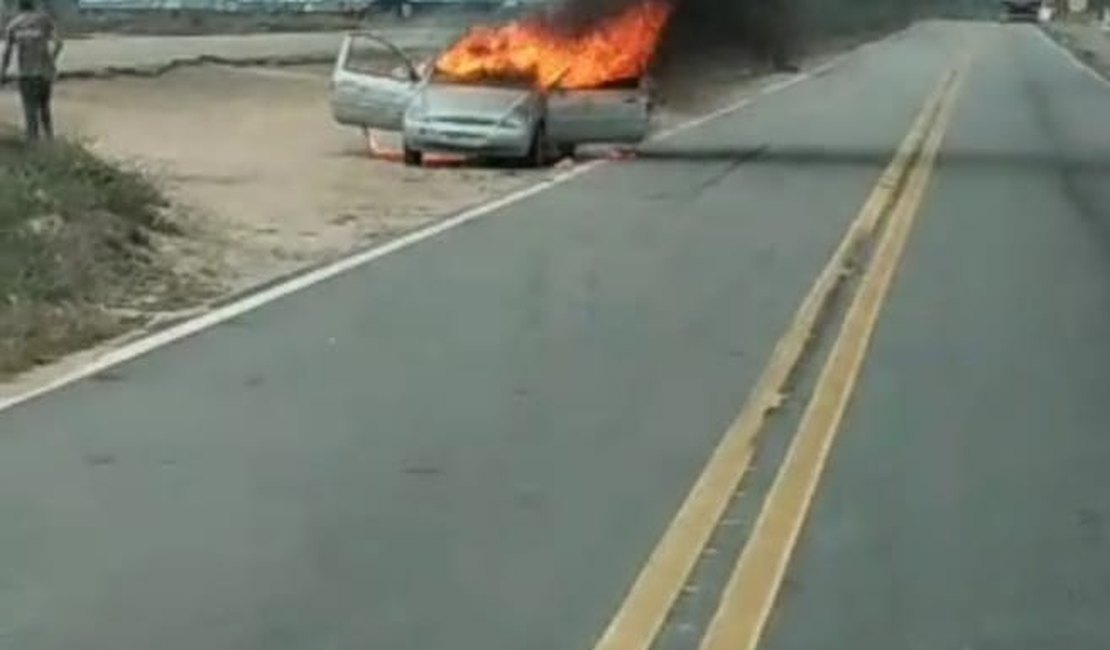 Carro incendeia na BR-101, em São Sebastião