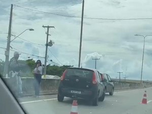 Colisão entre dois carros na Ponte Dilvado Suruagy deixa trânsito lento na região