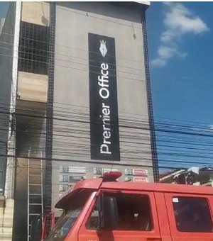 Incêndio atinge prédio comercial na Avenida Muniz Falcão em Palmeira na tarde desta sexta (16)