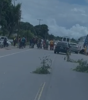 Morre mulher que foi atropelada por caminhão ao atravessar rodovia em Arapiraca