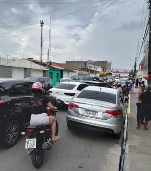 [Vídeo] Trânsito congestionado atrapalha a vida de motoristas e pais de alunos na Rua Odilon Auto em Arapiraca