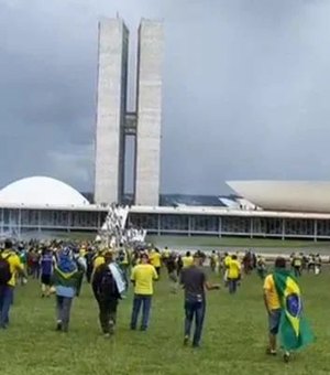 Bolsonaristas invadem o Congresso Nacional em manifestação antidemocrática