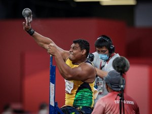 Wallace Santos é ouro no arremesso de peso com recorde mundial na classe F55