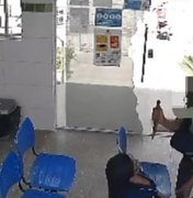 [Vídeo] Homem assalta funcionária com faca dentro de posto de saúde em Arapiraca
