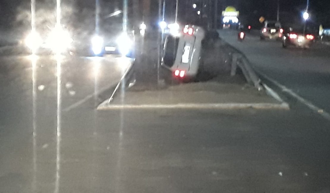 [Vídeo] Carro capota e colide com canteiro na avenida José Alexandre, em Arapiraca 