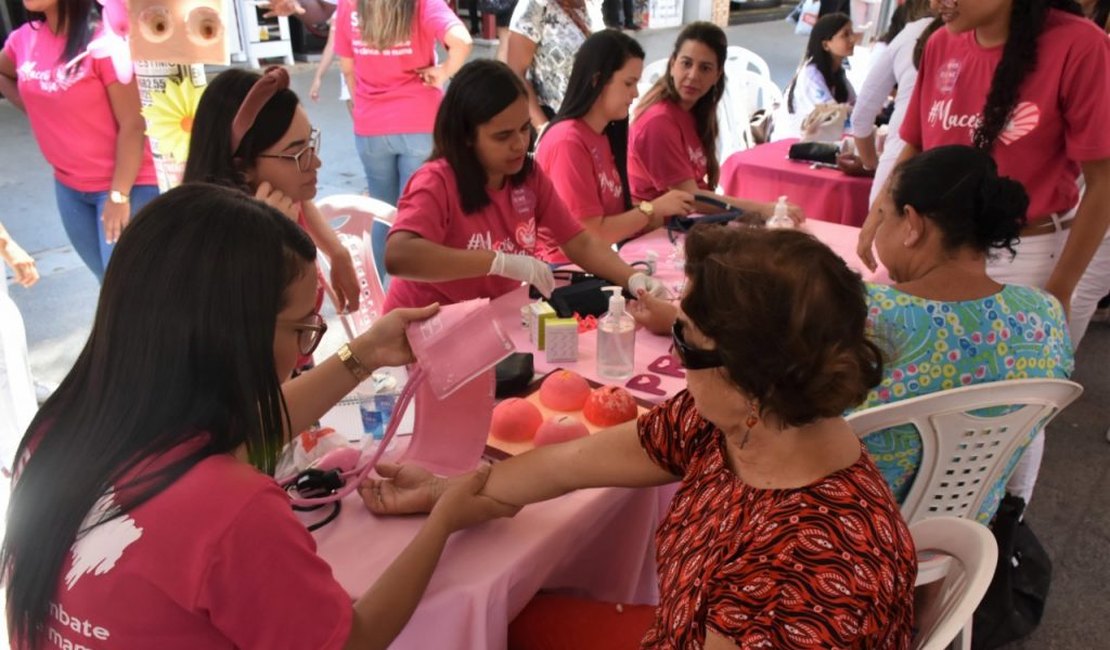 Ações do Maceió Rosa atendem usuárias no Centro de Maceió