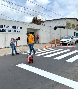 SMTT revitaliza faixas de pedestres em frente a escolas com a operação 'Volta às aulas'