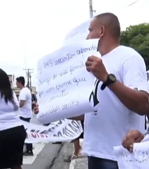 Familiares de PMs acusados de matar Jonas Seixas protestam em frente ao Fórum