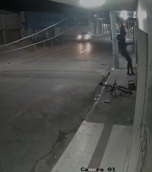 [Vídeo] Assaltante 'Homem-Aranha' invade o primeiro andar de prédio e furta bicicleta 