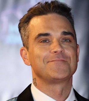 Robbie Williams dá desculpa esfarrapada sobre gesto obsceno na abertura da Copa do Mundo