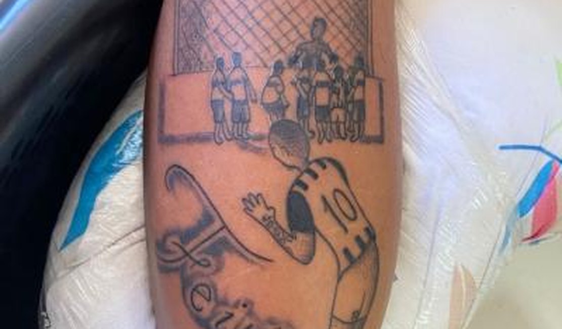 NA PELE | Anderson Feijão faz tatuagem e eterniza golaço de falta pelo ASA