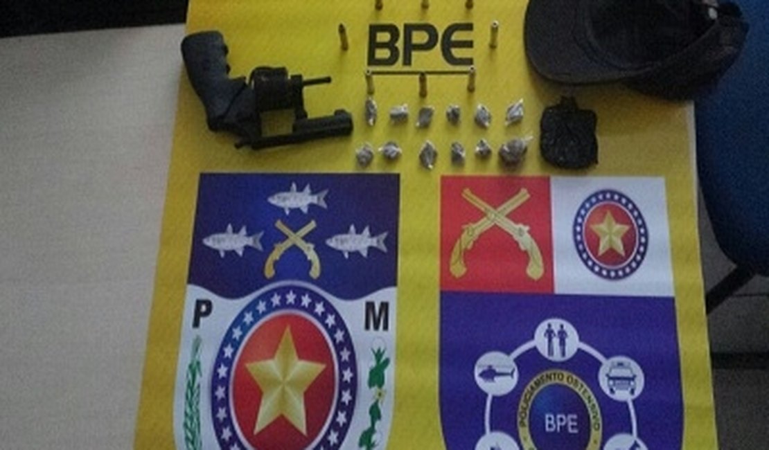 Jovem tenta despistar polícia escondendo drogas em plantas, mas acaba preso
