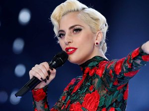 Lady Gaga inicia a Chromatica Ball Tour e agradece fãs em live