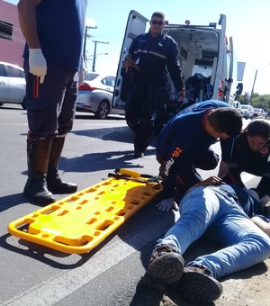 Jovem é atingido por motocicleta ao tentar atravessar rua em Arapiraca