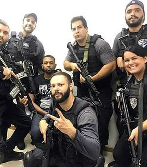 Após prisão, policiais civis tiram selfie sorrindo com traficante Rogério 157