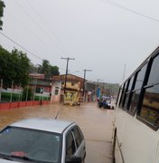 [Vídeo] Chuvas deixam ruas do Centro de Jacuípe alagadas