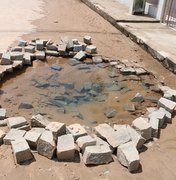Após vazamento que virou 'piscina', Casal conserta cano quebrado em Maragogi
