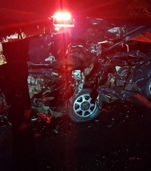 Acidente entre caminhão e carro de passeio deixa duas vítimas fatais no Sertão de Alagoas