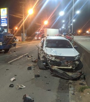 [Vídeo] Ao sair de posto de combustível, motorista colide em caminhão na AL 110