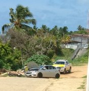 Perseguição policial termina com tiroteio e carro abandonado em Maceió