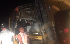 Acidente entre dois ônibus escolares deixa mortos e feridos no Agreste de Alagoas