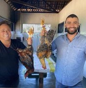 Gusttavo Lima e Leonardo são criticados por publicar foto segurando galinhas mortas