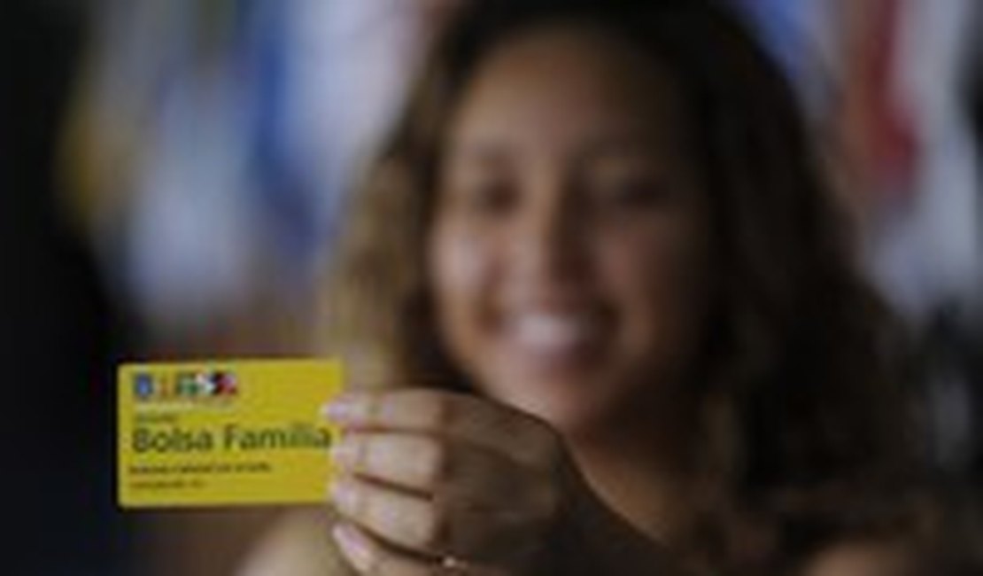 Bolsa Família não tem dinheiro para pagar o 13º prometido por Bolsonaro