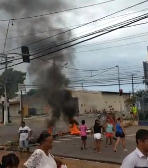 Moradores bloqueiam via no Jacintinho em protesto a corte de energia