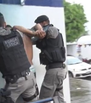 Homem é preso após agredir ex-namorada em Maceió e quebra para-brisa de viatura