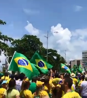 [Vídeo] Grupo apoiador de Bolsonaro faz manifestação na orla de Maceió