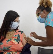 Prefeitura de Maceió vacina cerca de 1.500 de profissionais de saúde