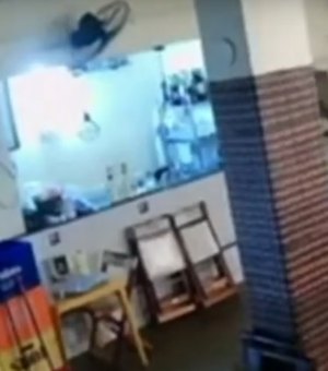 Câmeras de segurança flagram homem furtando TV em bar