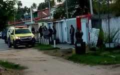 Policiais fazendo buscas em São Miguel dos Milagres