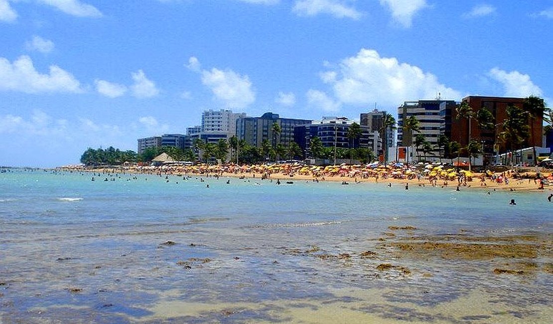 Adolescente se afoga em praia na Ponta Verde e é resgatada pelos Bombeiros